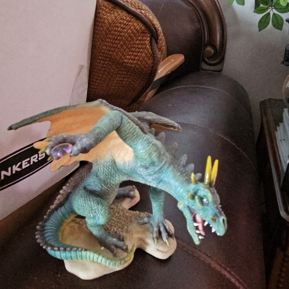 Dragon sculpture